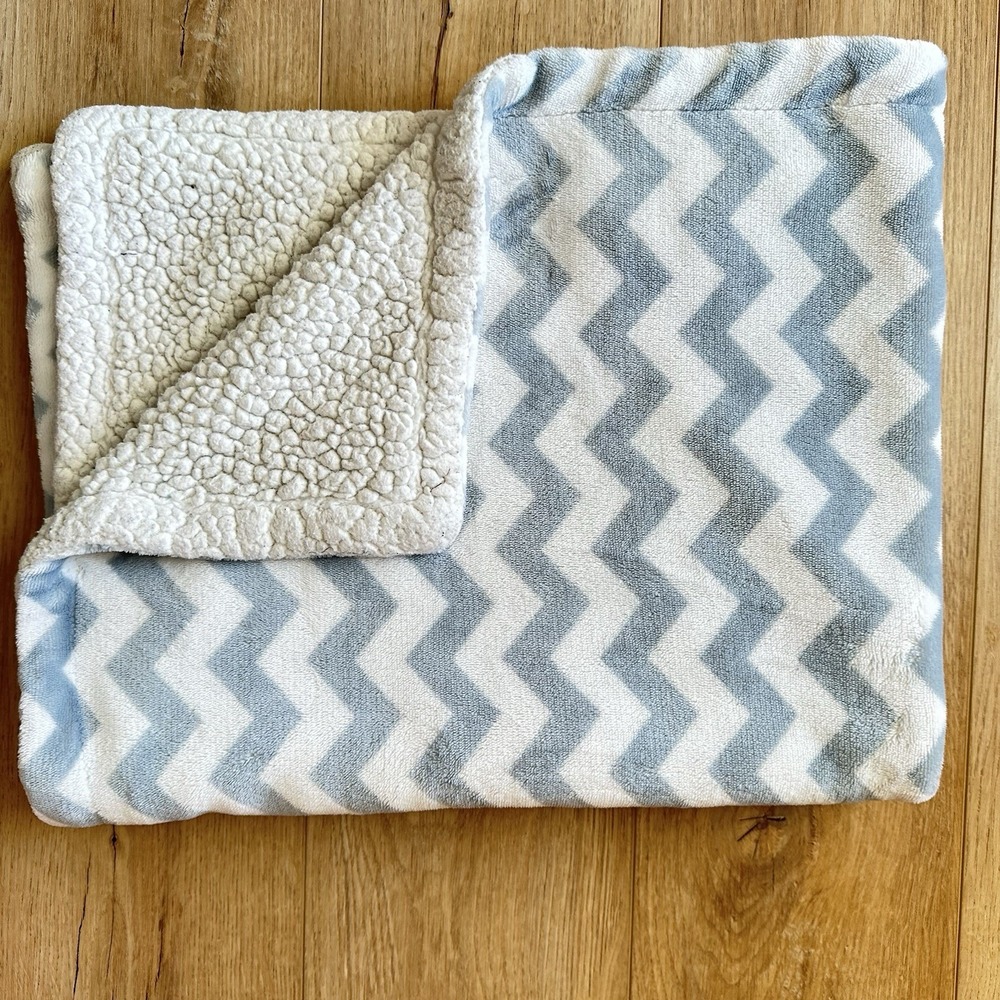 Okie Dokie Baby Blanket Grey White Chevron Fleece Lovey 28x37 Cuddle Cozy VTG